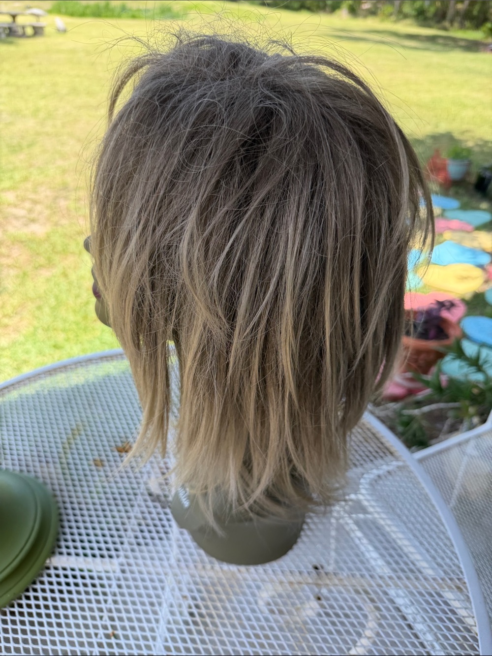 Stylish Medium Layered Women's Wig in Ash Blonde/Frosted - Picture 4 of 11